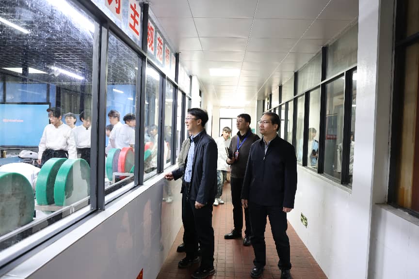 广西国际商务职业技术学院一行实地走访参观广西商业学校大师工作坊及实训基地1