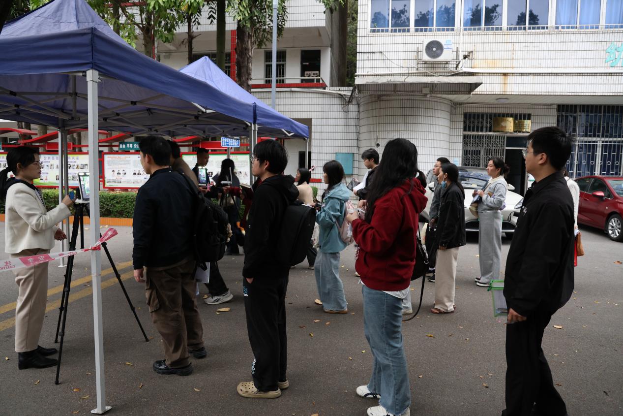 2.考生有序排队核验身份进入考场