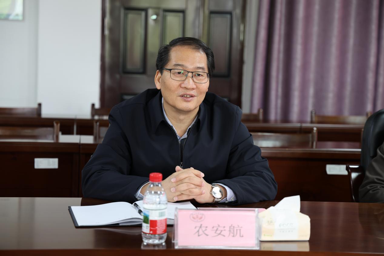 2.广西商业学校党委副书记、纪委书记、校长农安航致辞