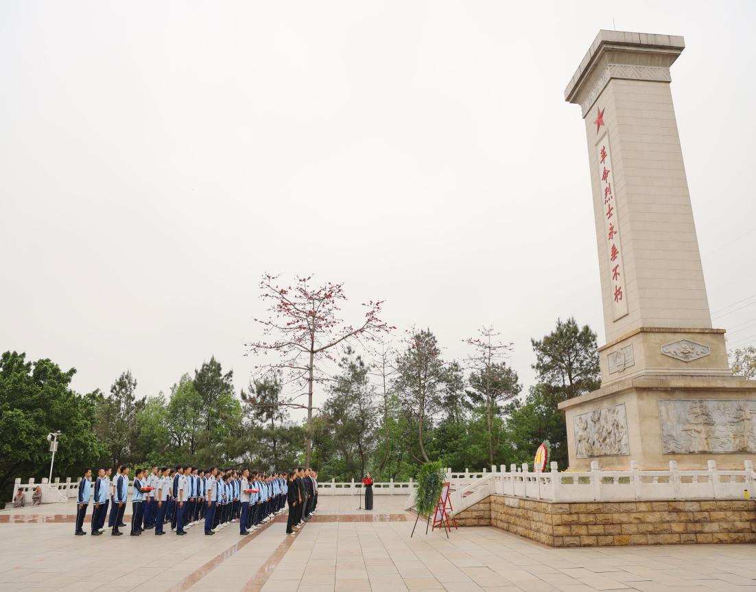 缅怀英烈铸忠魂 赓续血脉担使命 —— 广西商业学校开展2026年清明节祭奠革命英烈活动