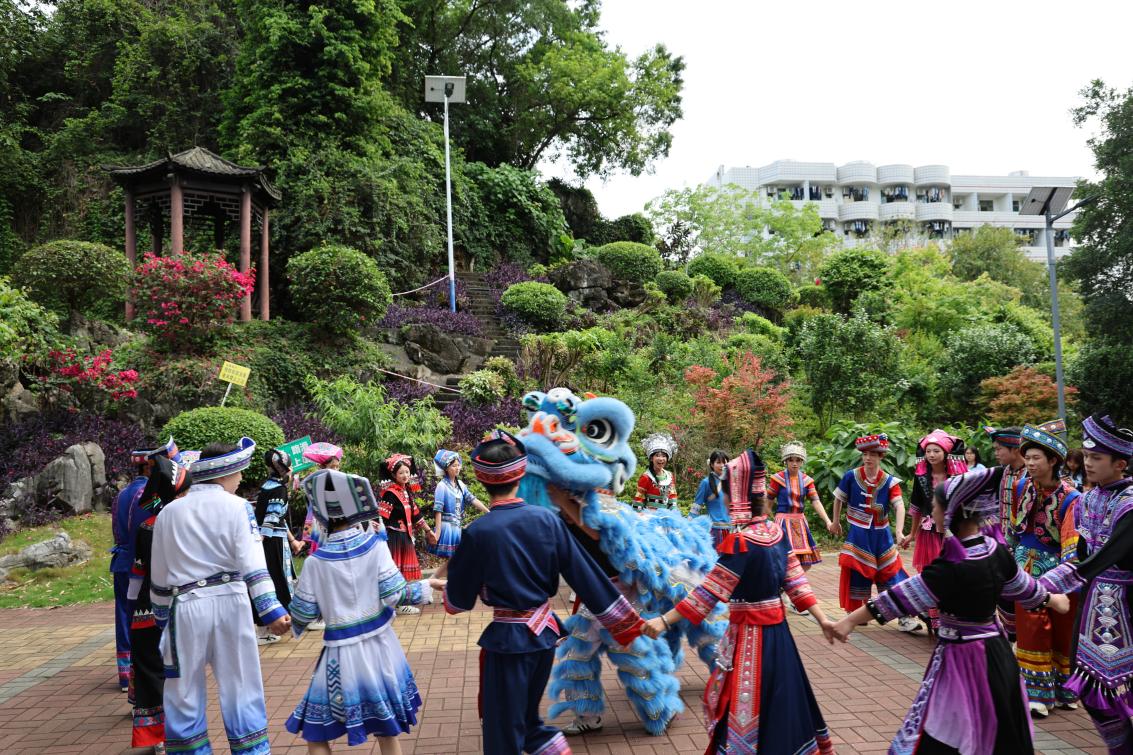 2.现代服务系民族舞蹈表演