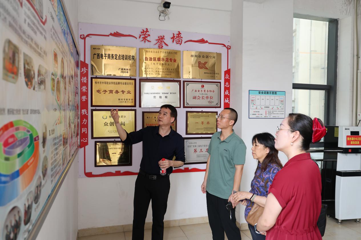 防城港职业技术学院到广西商业学校考察交流 防城港职业技术学院到广西商业学校考察交流