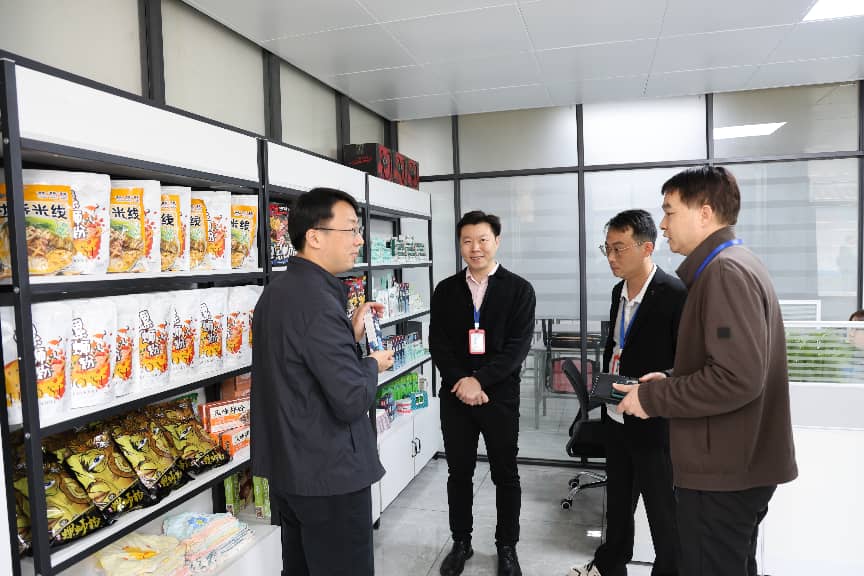 广西国际商务职业技术学院一行实地走访参观广西商业学校大师工作坊及实训基地2