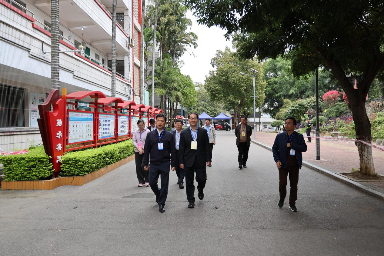 3.柳州市人民政府党组成员、副市长陈文敏巡视广西商业学校考点