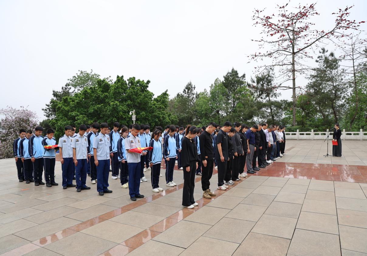 3.向革命烈士默哀致敬