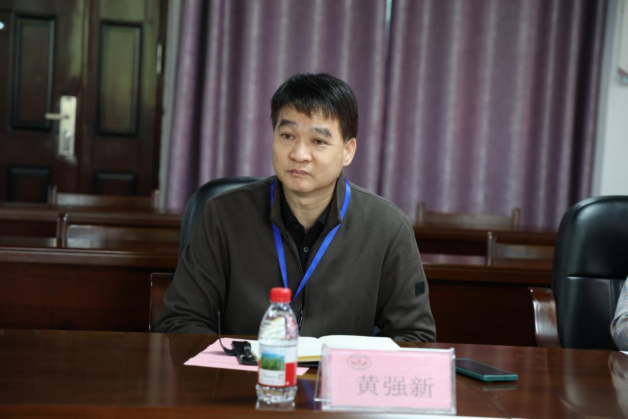 4.广西商业学校副校长黄强新发言