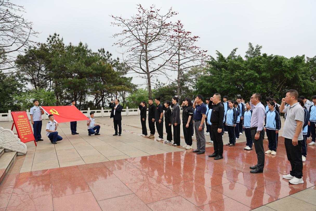 4.重温入党誓词