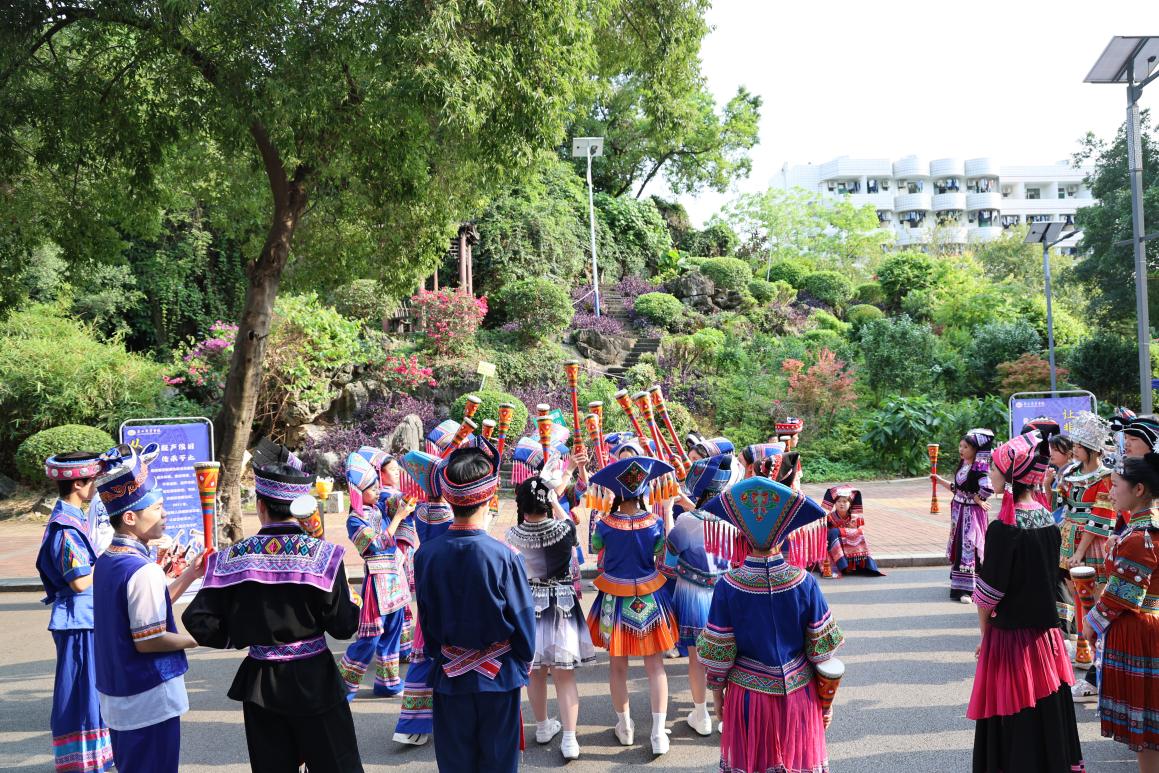 4.公共基础部带来黄泥鼓操非遗展演