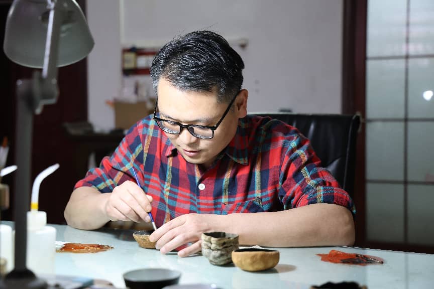 匠心守艺二十载 漆韵传薪育桃李——广西商业学校任思永老师获评“柳州市工艺美术大师”