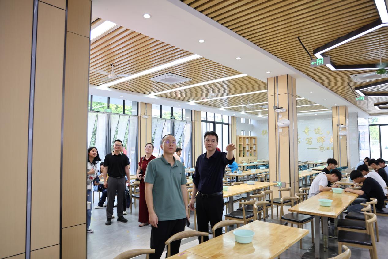 参观学校食堂
