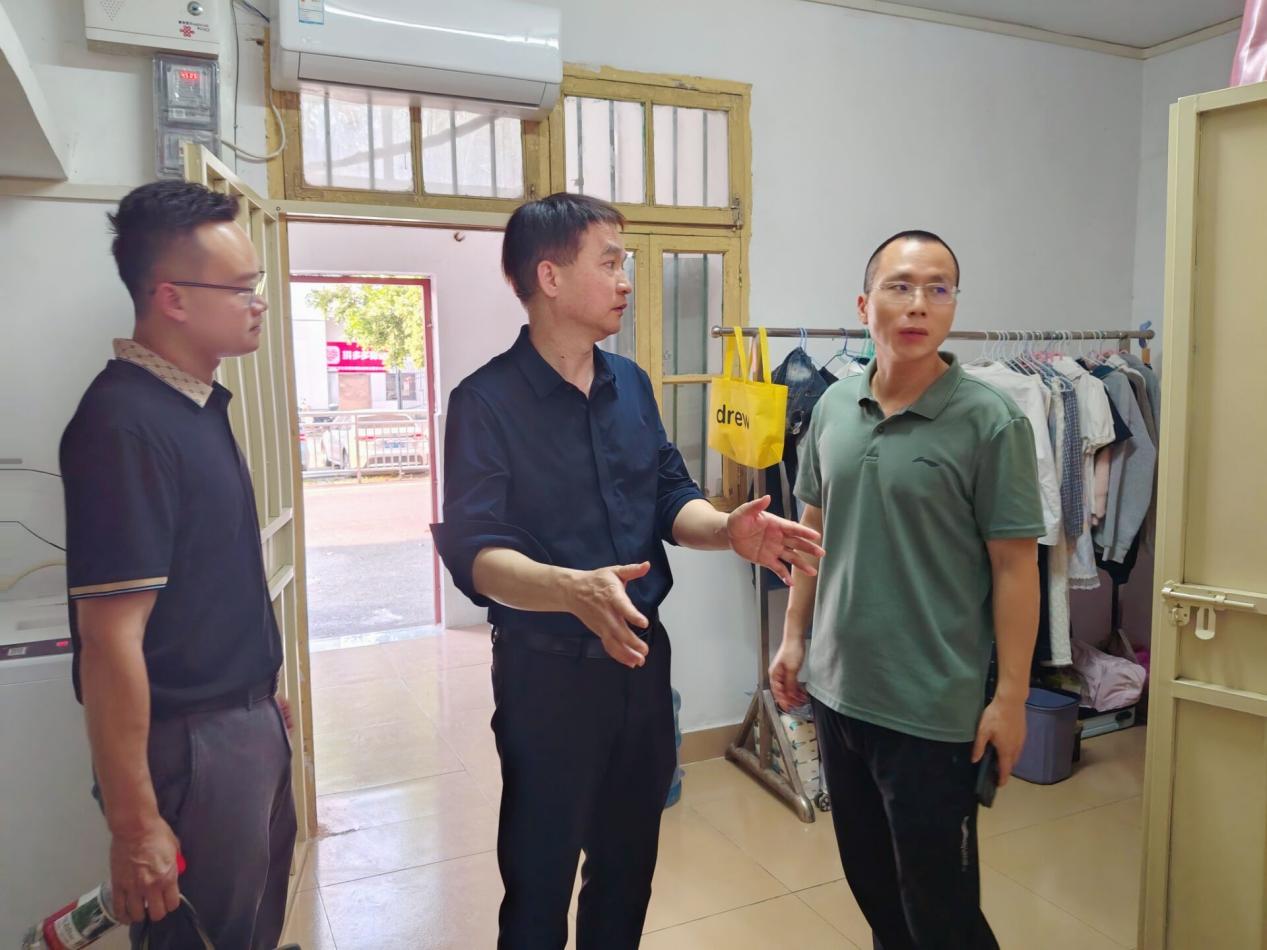 参观大专学生宿舍