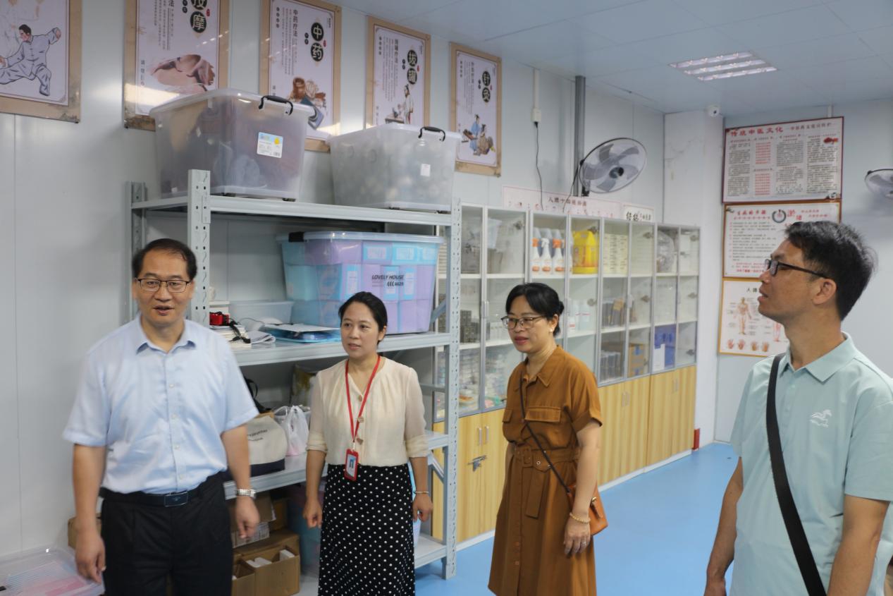 1-1鹤山市职业技术学校一行实地走访参观广西商业学校工作坊及实训基地