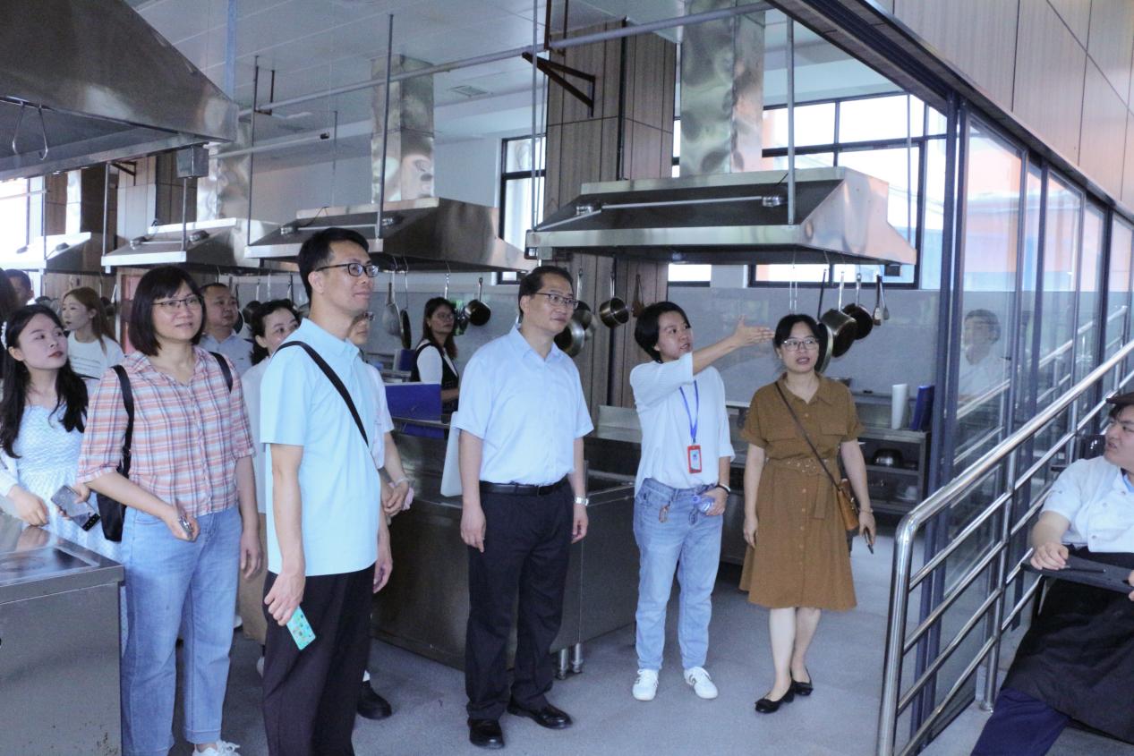 1-3鹤山市职业技术学校一行实地走访参观广西商业学校工作坊及实训基地