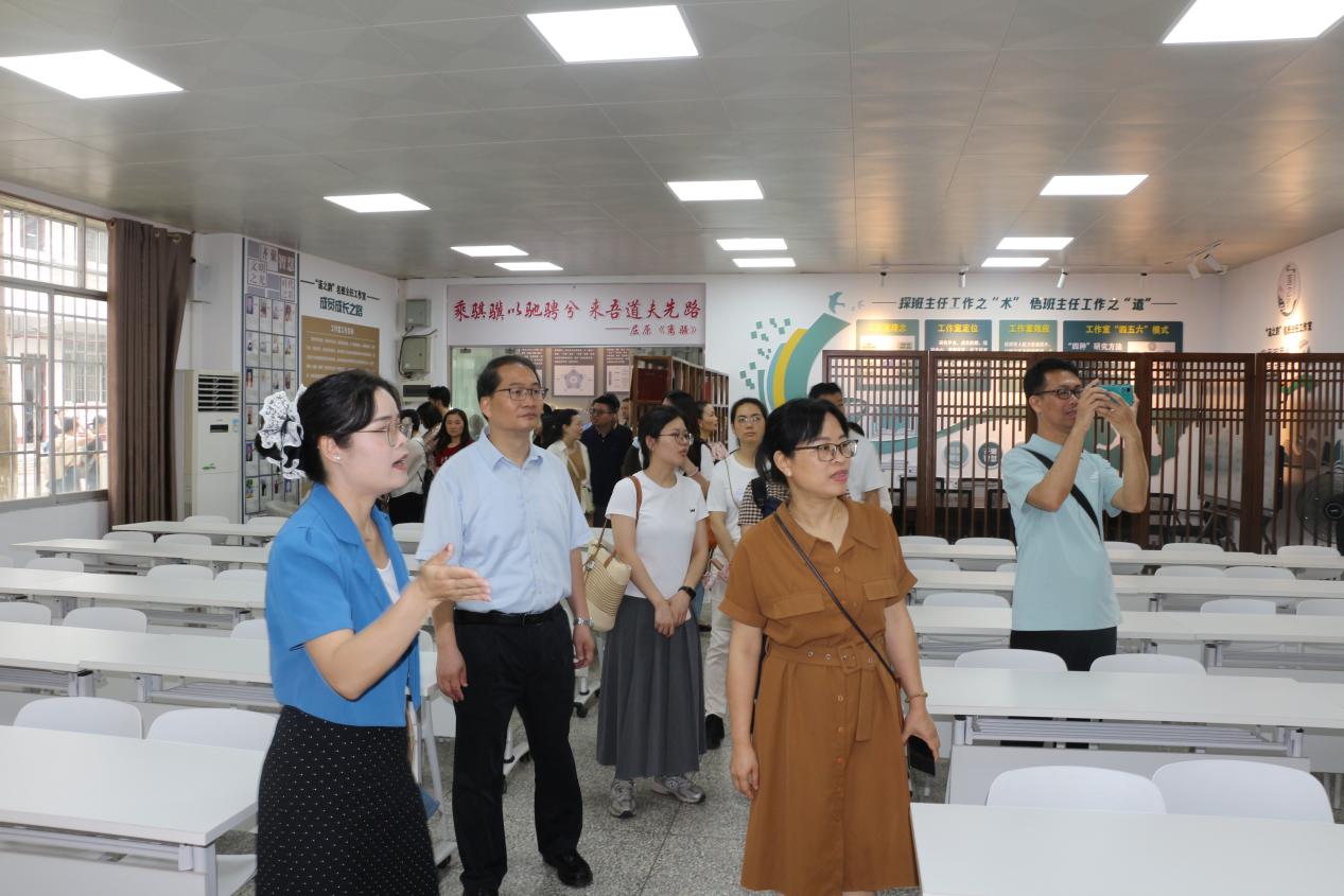 鹤山市职业技术学校到广西商业学校调研交流