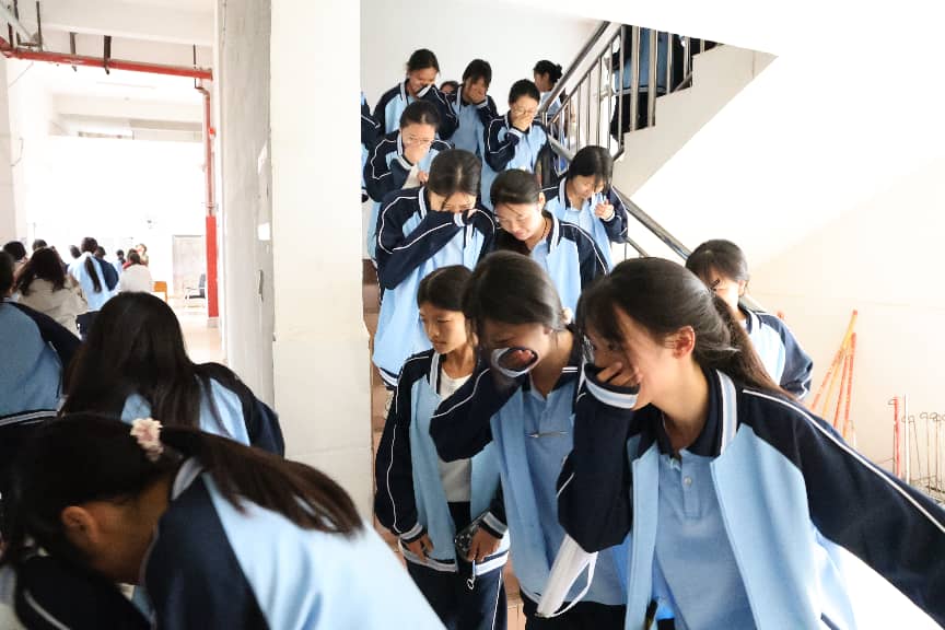 2.学生进行消防疏散