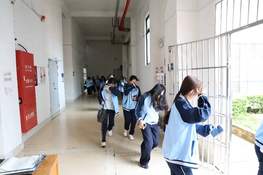 2.1学生进行消防疏散