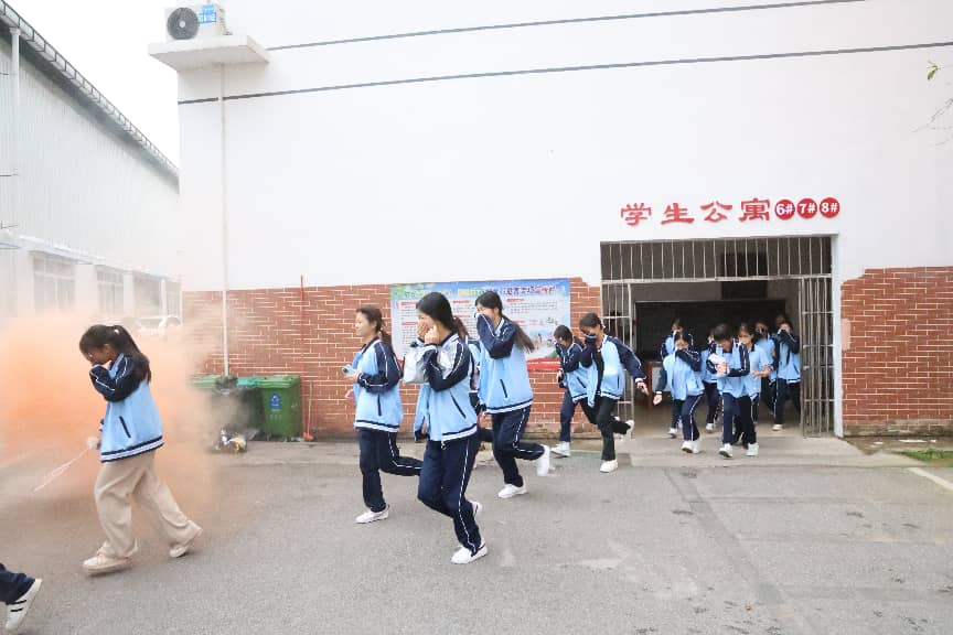 2.2学生进行消防疏散