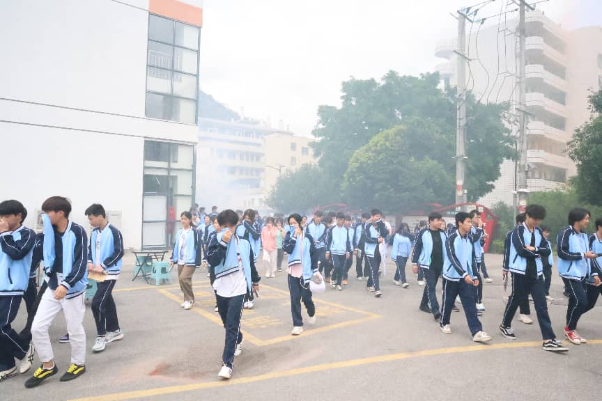 2.3学生进行消防疏散