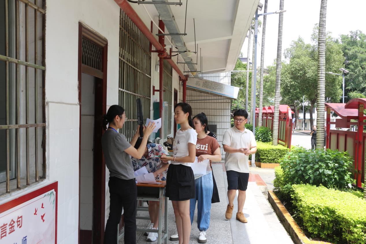 3.监考员认真核验考生身份信息