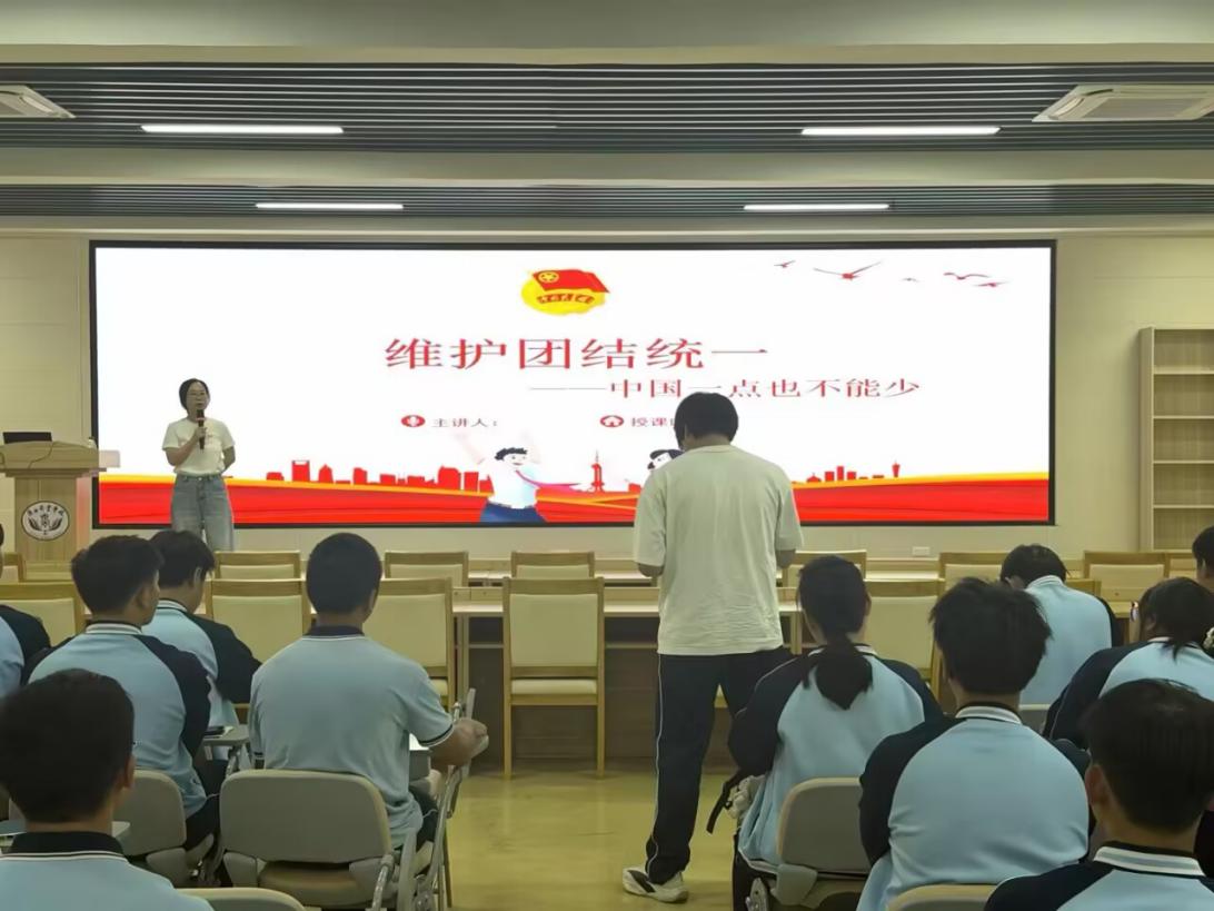 5.公共基础党支部书记文筱荟授课