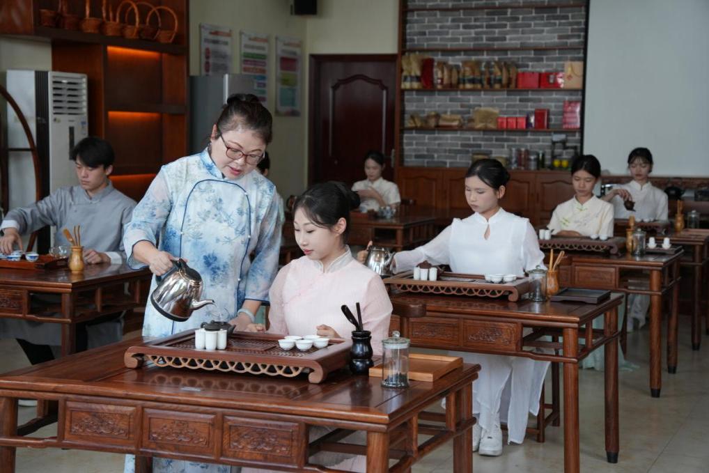 广西商业学校多举措筑牢学生视力健康防线——让孩子拥有光明的未来