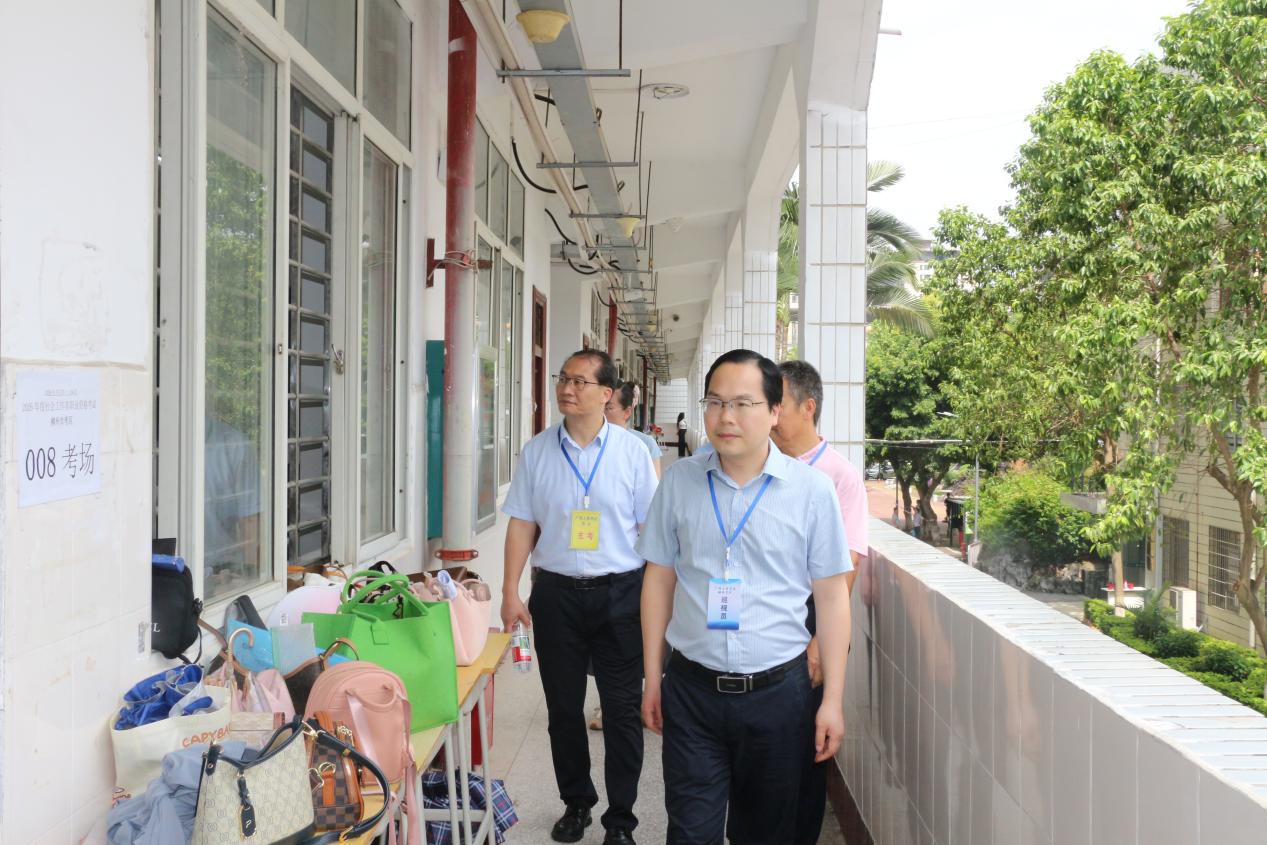 考点主考农安航陪同巡考组领导巡视督查考场情况