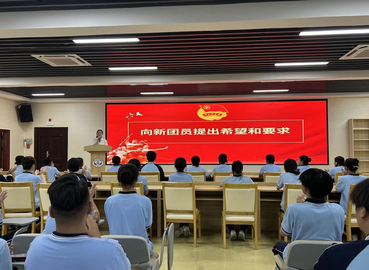 10.团委书记谢冰梅向新团员提出希望和要求