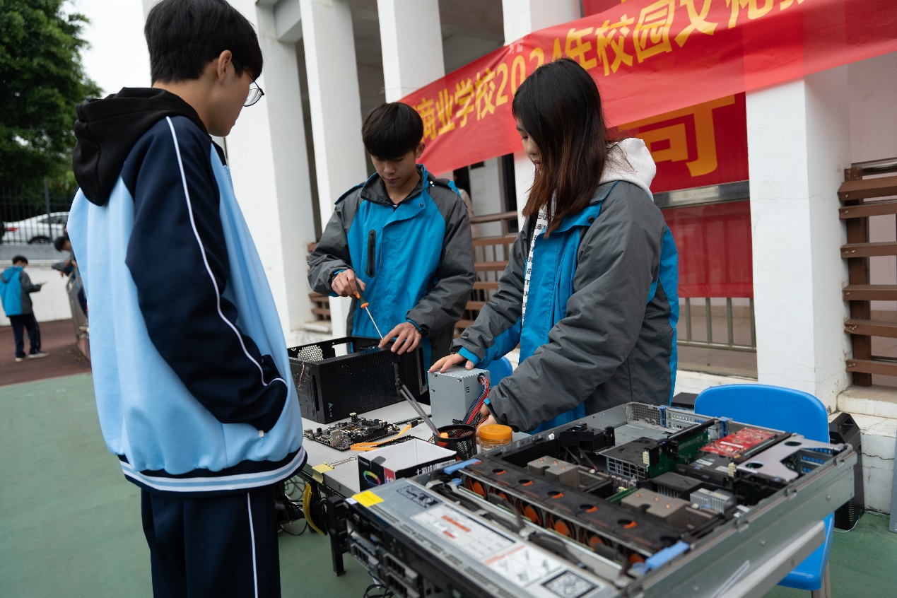 F:\商贸系\跟招生办对接的工作\2024年招生简章补充照片——财经商贸系\2024年招生简章补充照片——财经商贸系\计算机应用专业\计算机硬件拆装实训(2).jpg