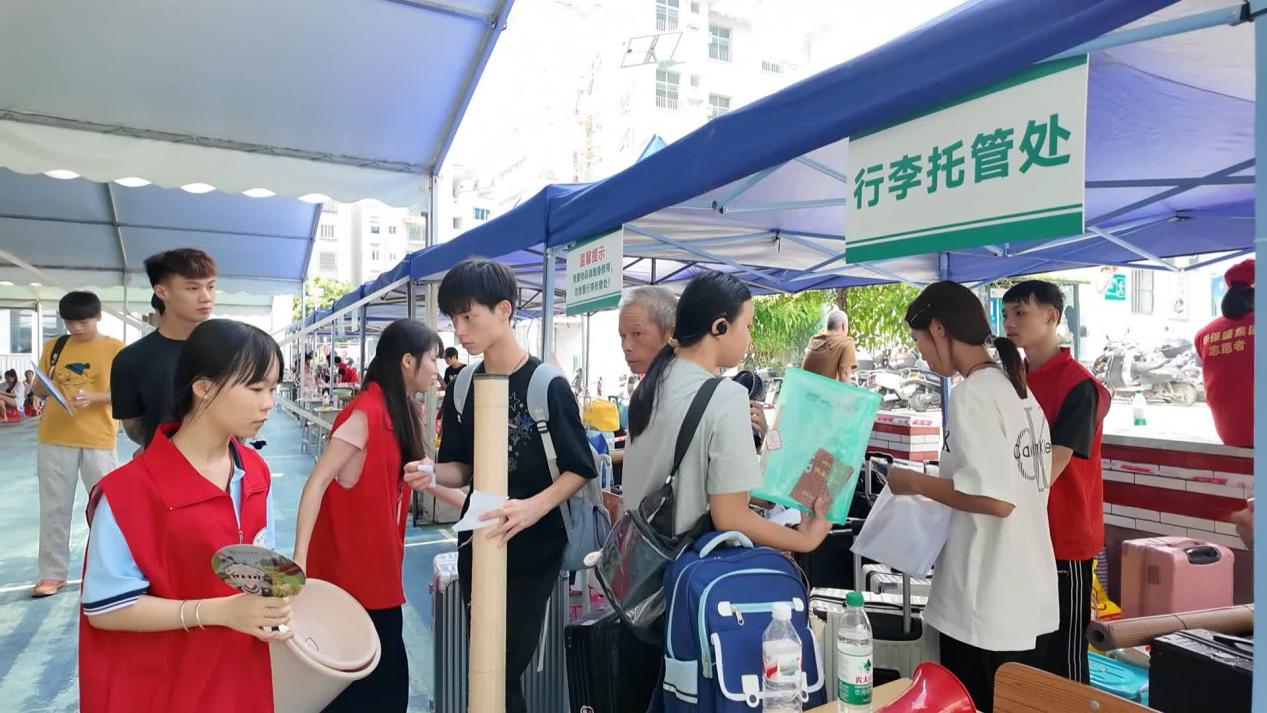 3.校内志愿者热情接待服务新生1