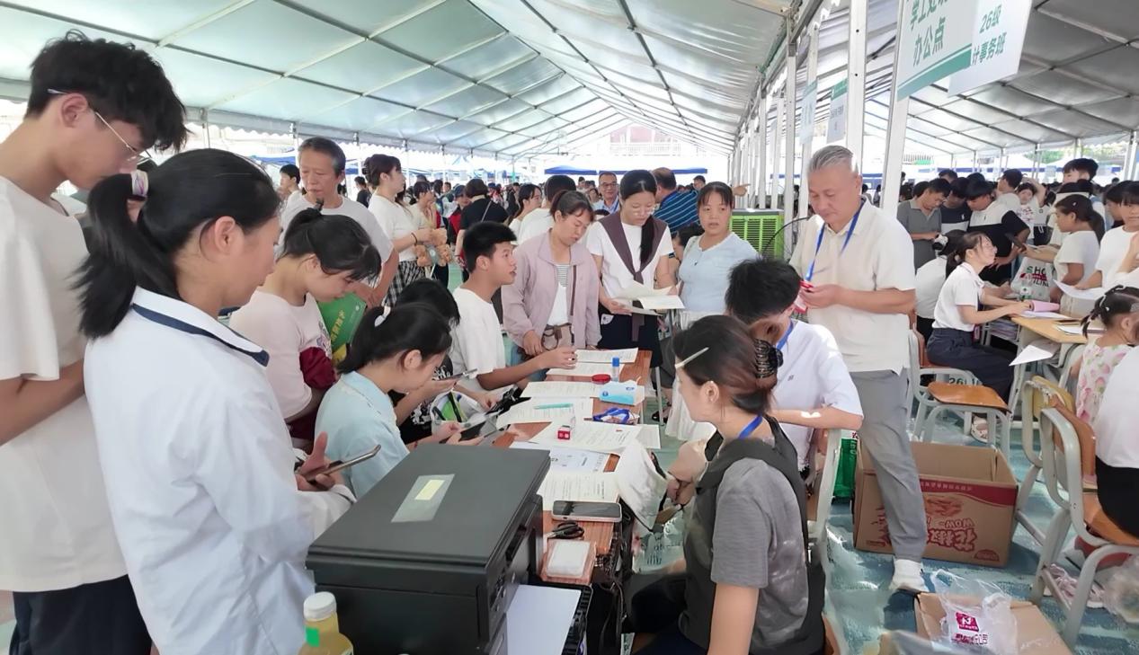 4.热闹的新生报到现场1 (2)
