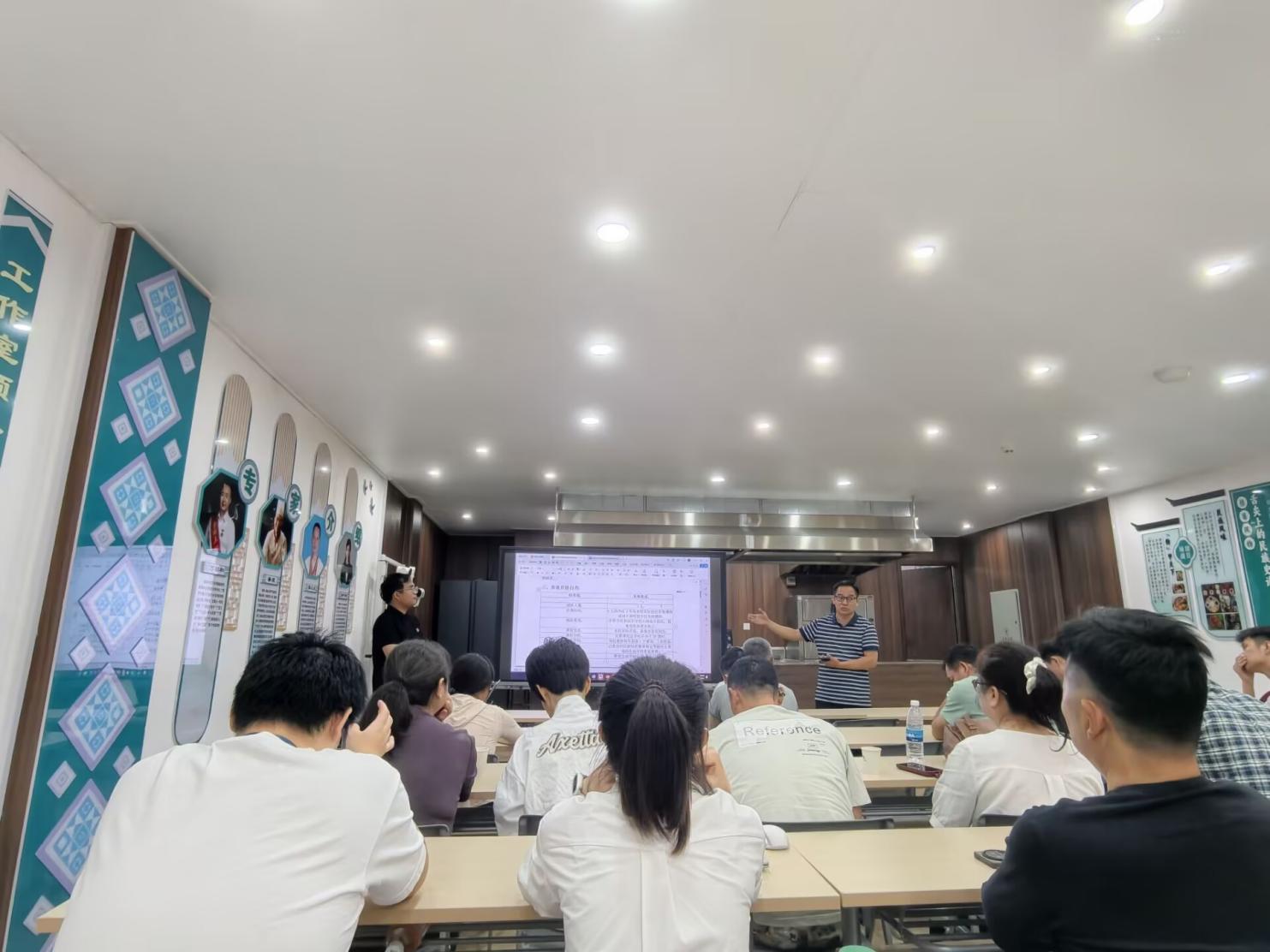 AI赋能教学 助力能力提升——  广西商业学校烹饪营养系开展AI赋能教学专项培训
