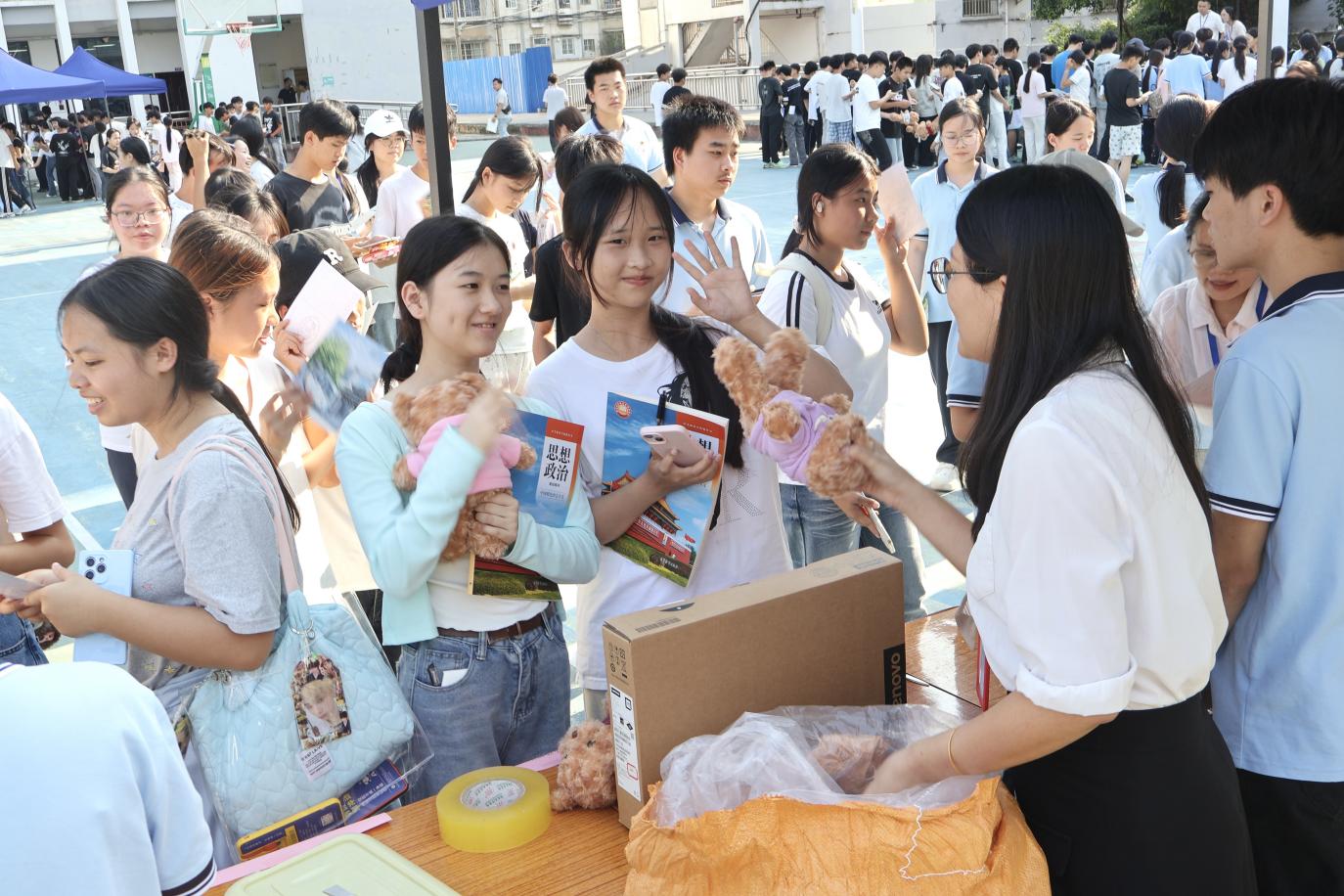 登陆商校·开启我的新副本——广西商业学校开展2026级新生趣玩闯关派对
