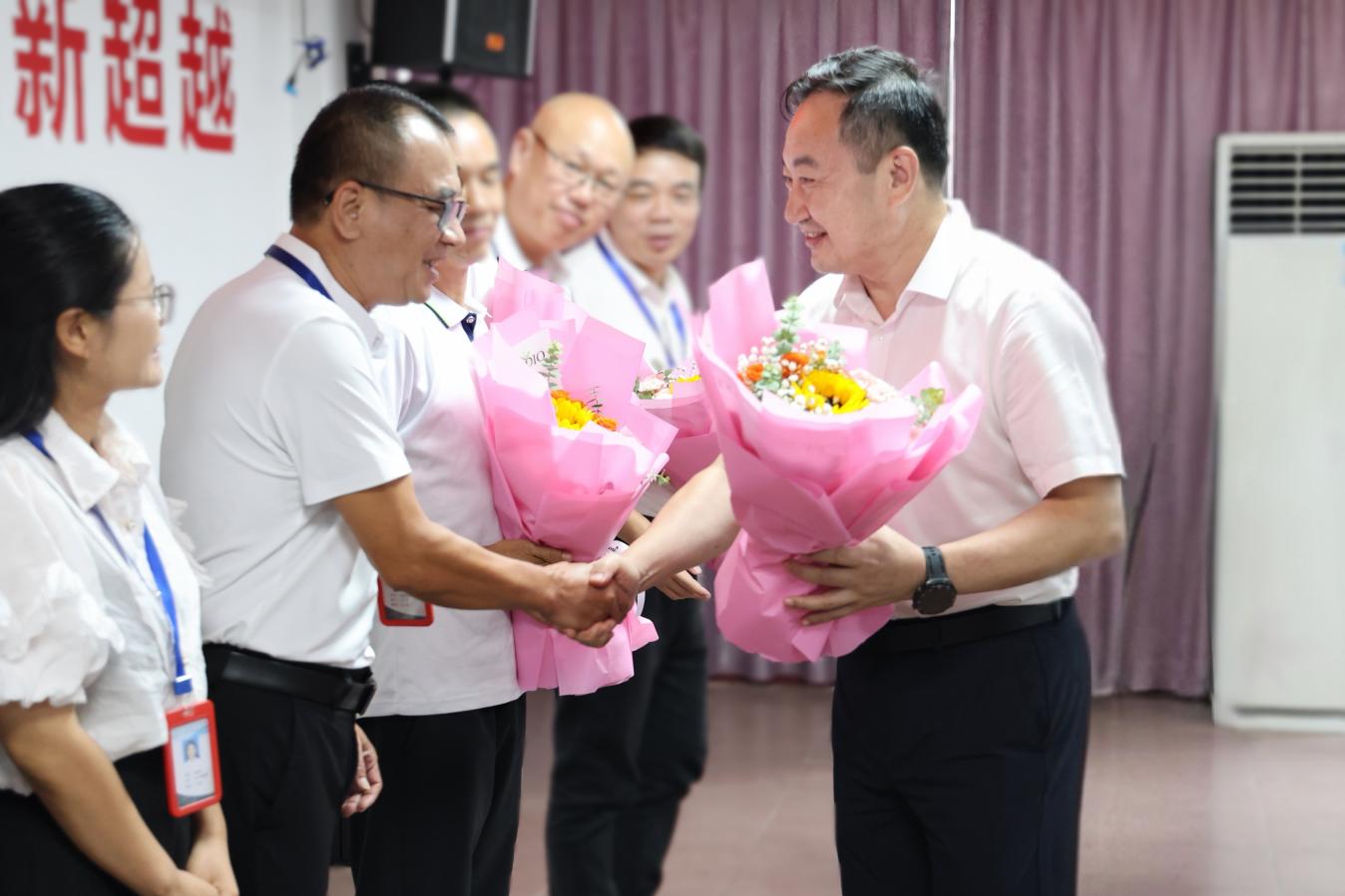 自治区商务厅慰问组向广西商业学校教师代表献花