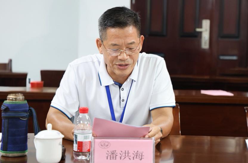教师代表潘洪海发言