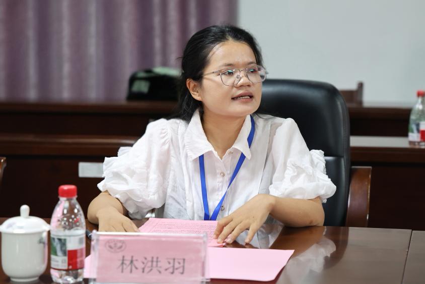 教师代表林洪羽发言