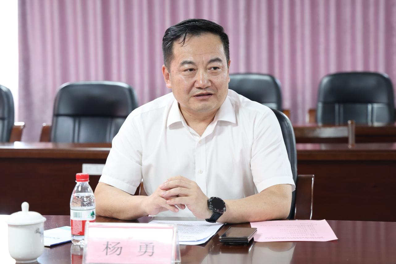 自治区商务厅二级巡视员杨勇宣读自治区商务厅慰问信