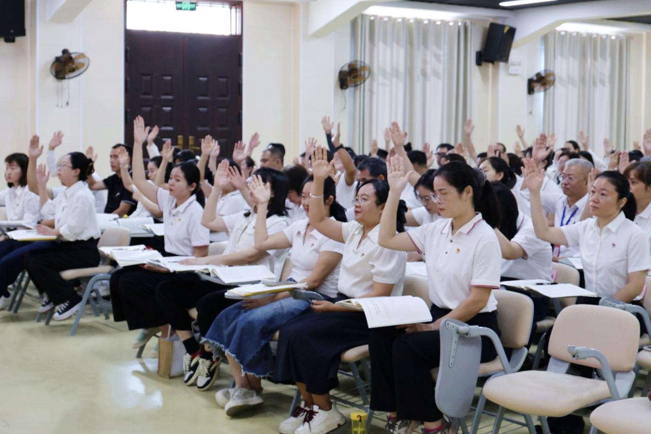 4.参会党员举手表决通过工作报告